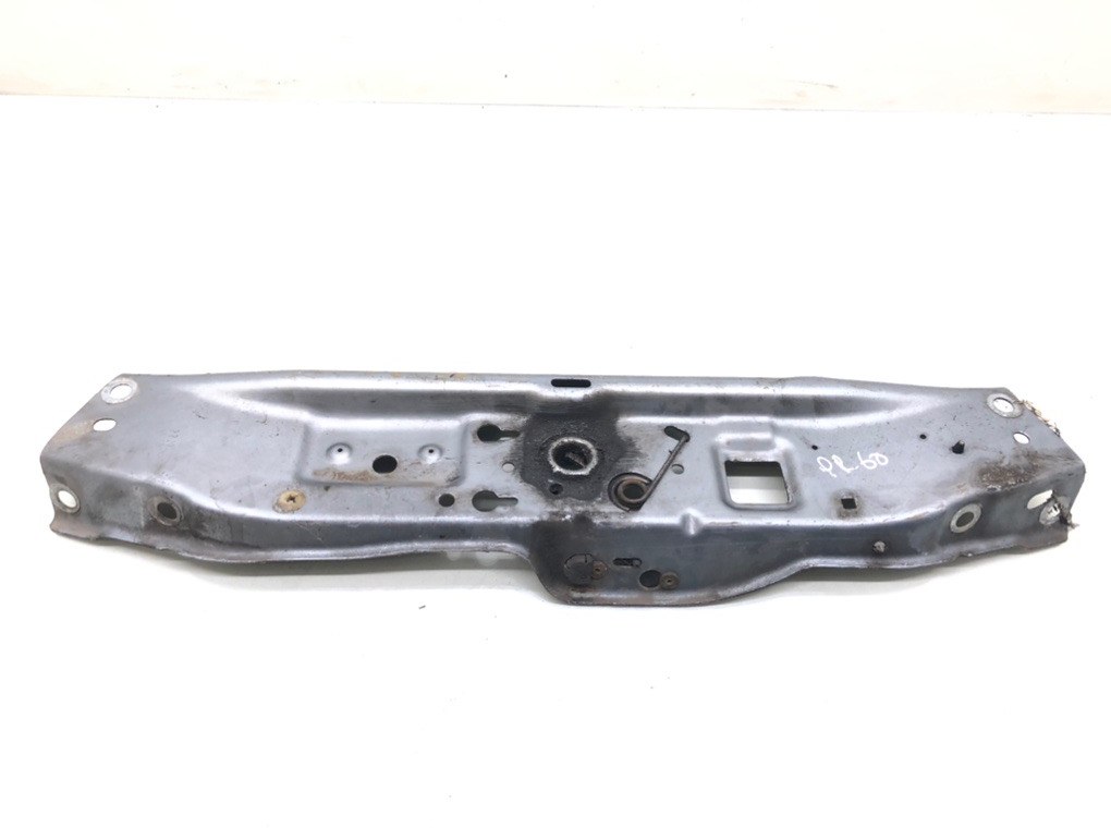 Планка под капот для Opel Astra, 2009 г. 1.4 i бензин б/у