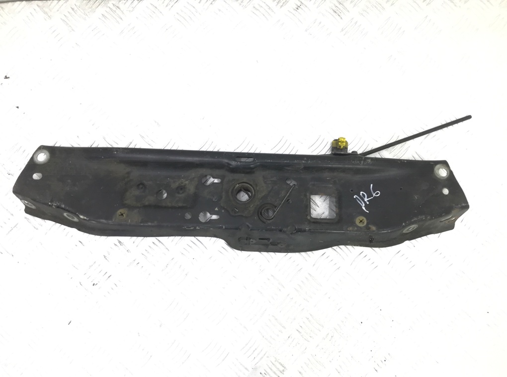 Планка под капот для Opel Zafira, 2009 г. 1.6 i бензин б/у