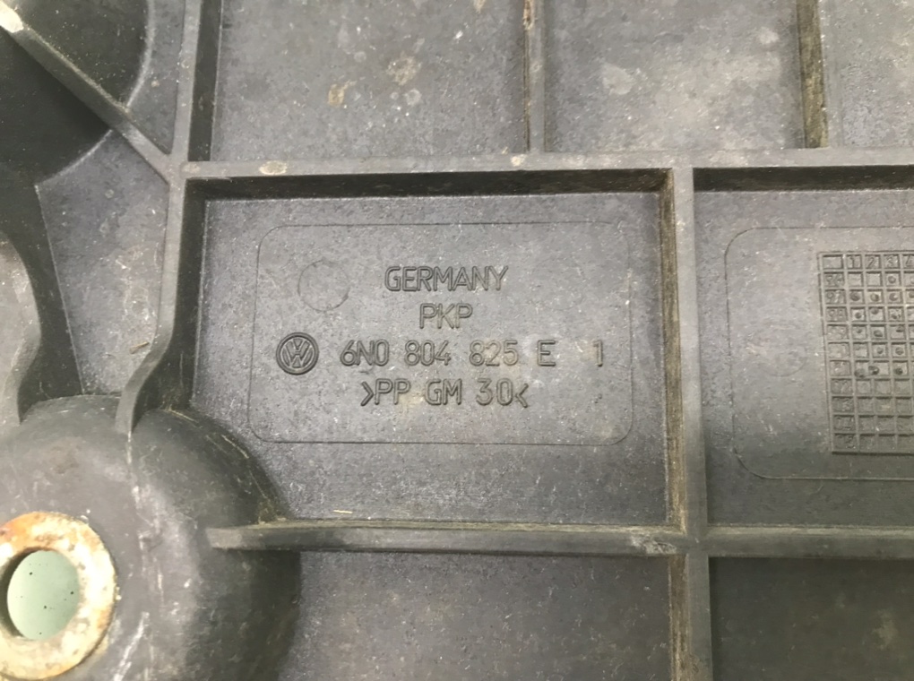 Полка аккумулятора для Volkswagen Polo, 2001 г. 1.4 i бензин б/у — фото 4