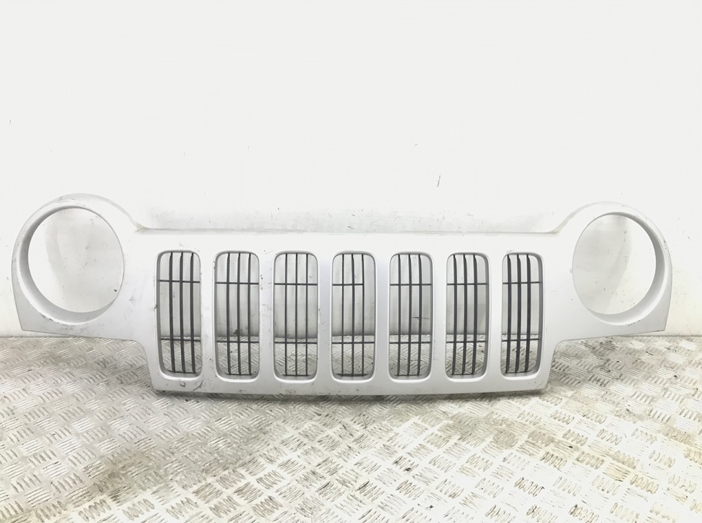 Решетка радиатора для Jeep Cherokee, 2002 г. 2.4 i бензин б/у