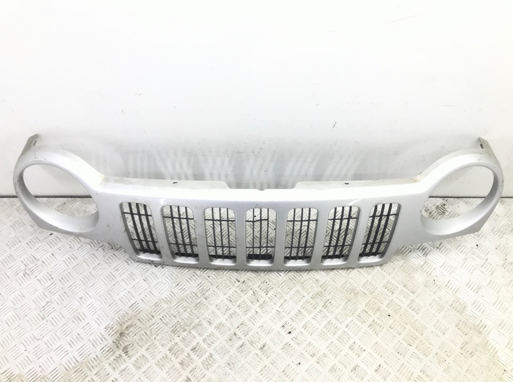 Решетка радиатора для Jeep Cherokee, 2002 г. 2.4 i бензин б/у — фото 2