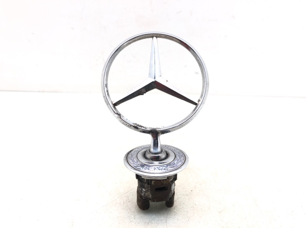 Эмблема для Mercedes CLK W208, 2001 г. 4.3 i бензин б/у