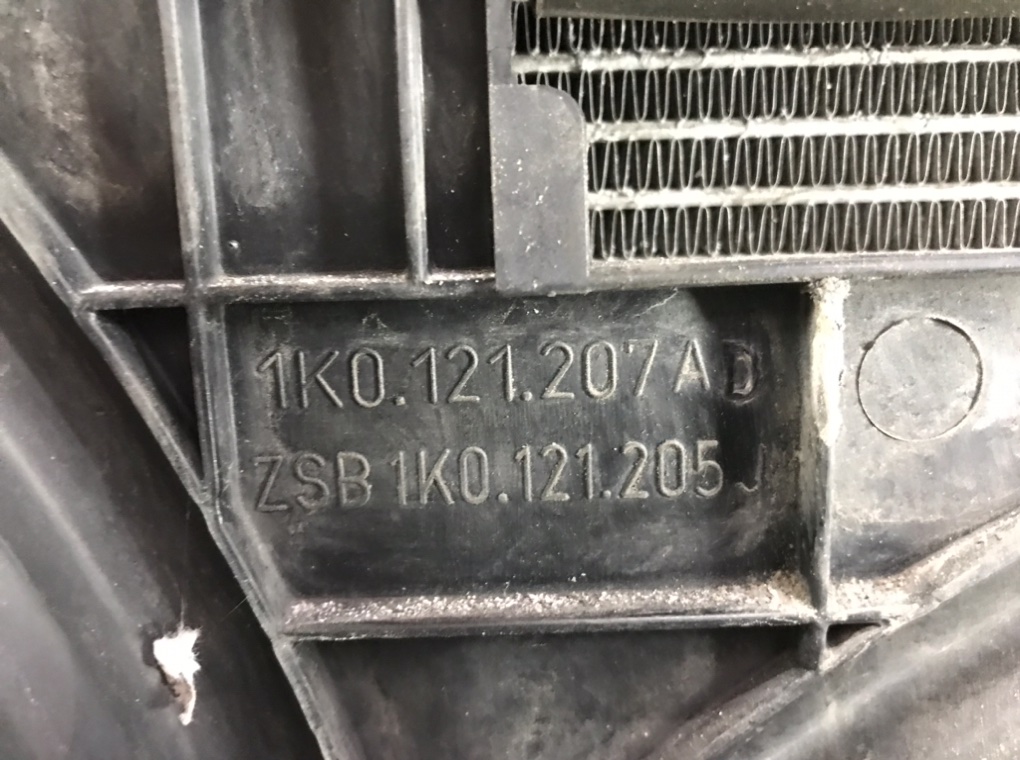 Панель передняя (телевизор) для Volkswagen Touran, 2006 г. 2.0 TDi дизель б/у — фото 10
