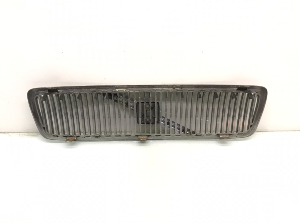 Решетка радиатора для Volvo V70, 2002 г. 2.4 i бензин б/у — фото 2