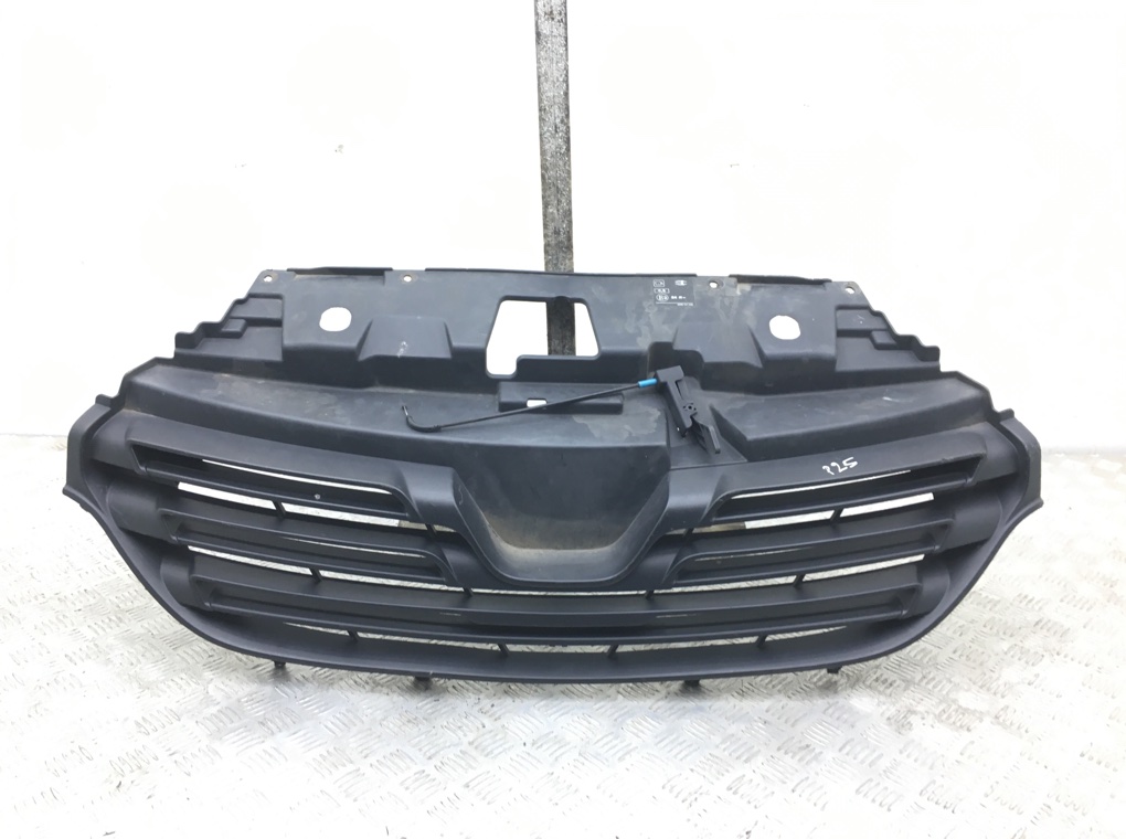Решетка радиатора для Renault Trafic, 2015 г. 1.6 DCi дизель б/у