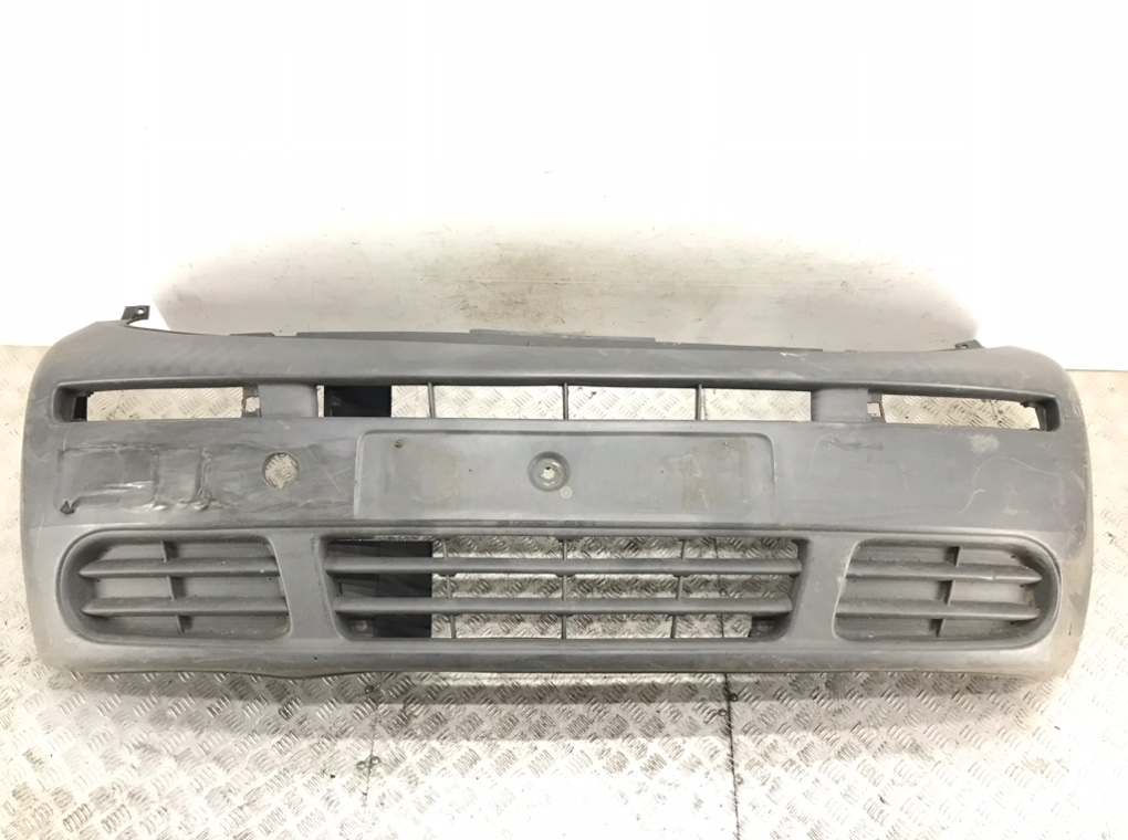 Бампер передний для Opel Vivaro, 2004 г. 1.9 DCi дизель б/у