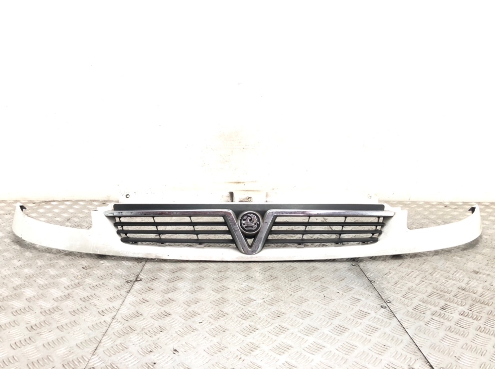 Решетка радиатора для Opel Vivaro, 2004 г. 1.9 DCi дизель б/у