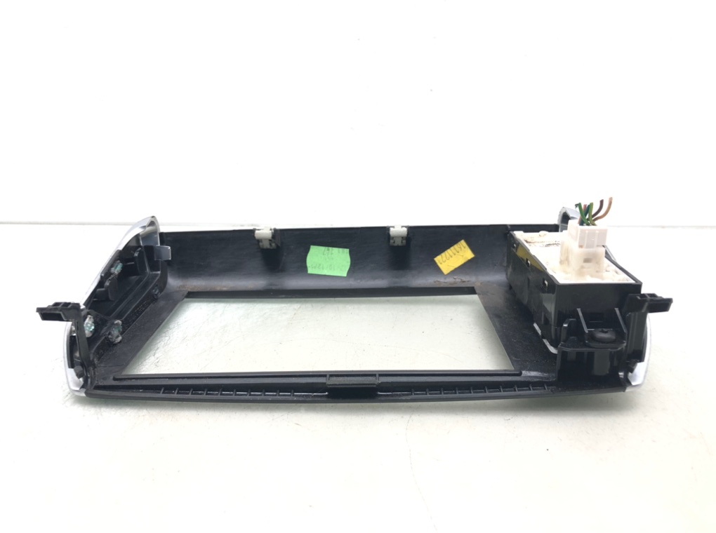 Блок управления магнитолой для Peugeot 208, 2012 г. 1.4 HDi дизель б/у — фото 3