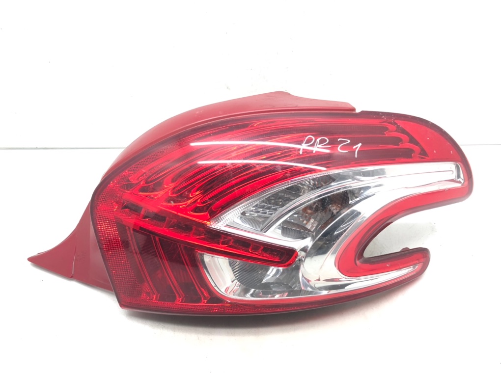 Фонарь задний правый для Peugeot 208, 2012 г. 1.4 HDi дизель б/у