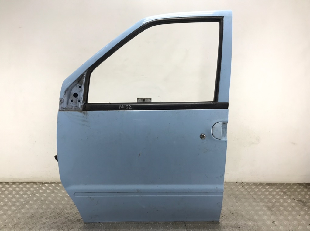 Дверь передняя левая для Nissan Vanette, 1998 г. 2.3 D дизель б/у