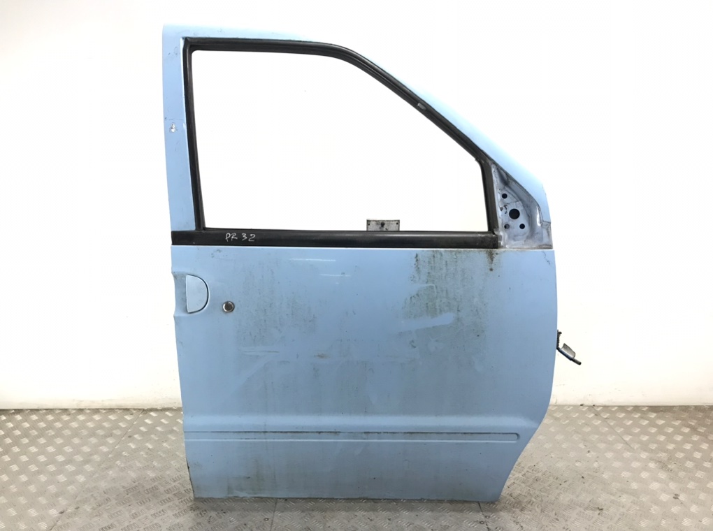 Дверь передняя правая для Nissan Vanette, 1998 г. 2.3 D дизель б/у