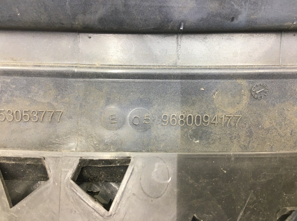 Решетка радиатора для Citroen C3, 2009 г. 1.6 i бензин б/у — фото 6