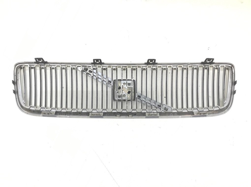 Решетка радиатора для Volvo V70, 2005 г. 2.4 i бензин б/у — фото 2