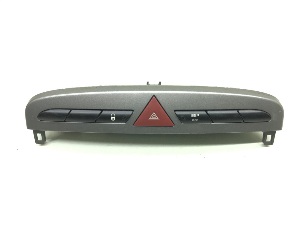 Кнопка аварийной сигнализации для Peugeot 308, 2011 г. 1.6 HDi дизель б/у