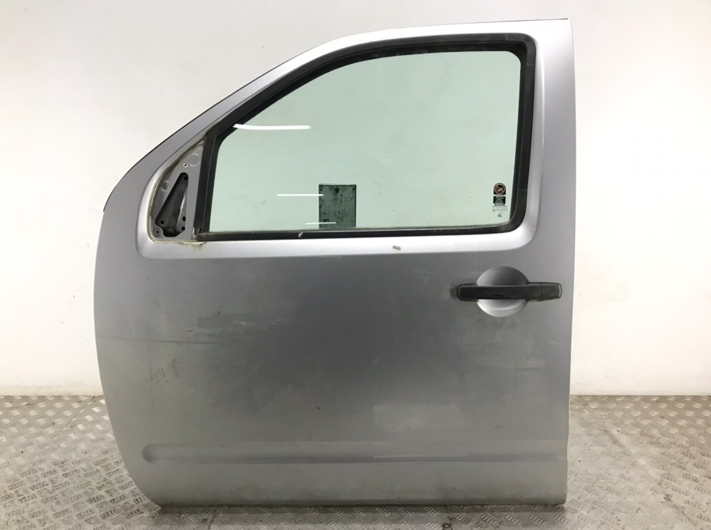 Дверь передняя левая для Nissan Navara, 2005 г. 2.5 DCi дизель б/у
