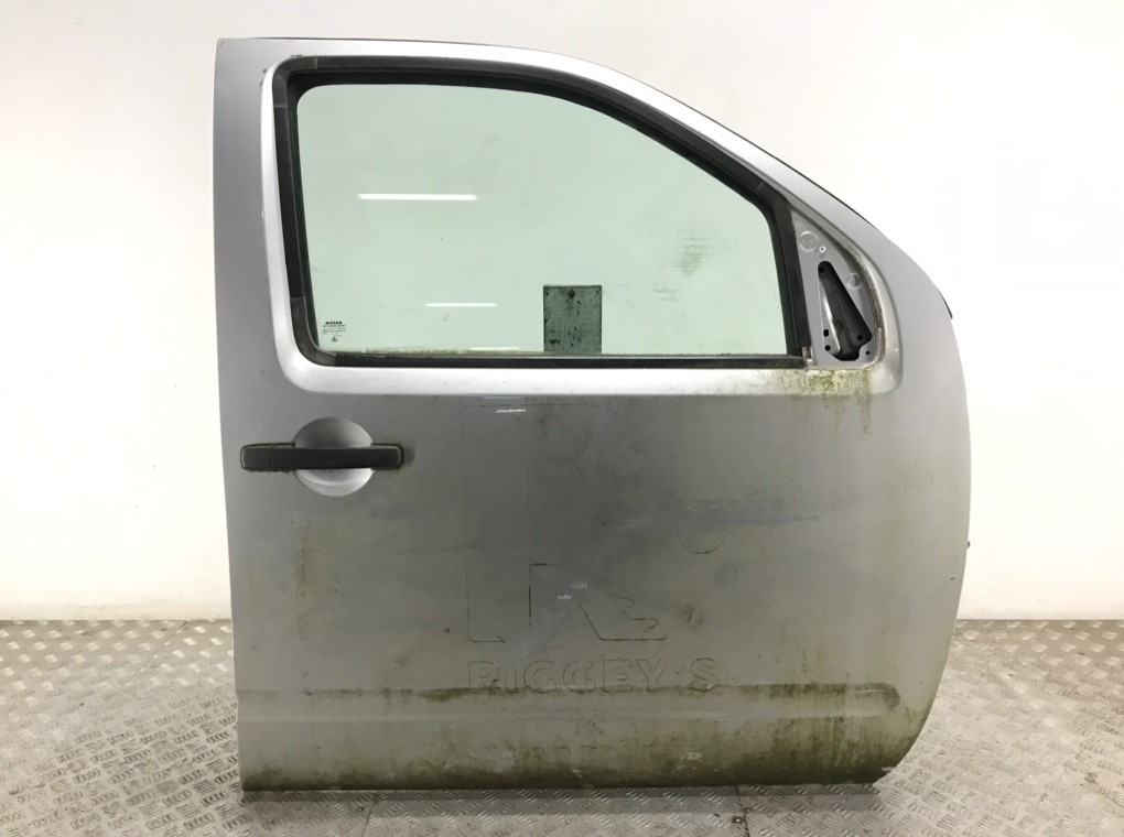 Дверь передняя правая для Nissan Navara, 2005 г. 2.5 DCi дизель б/у
