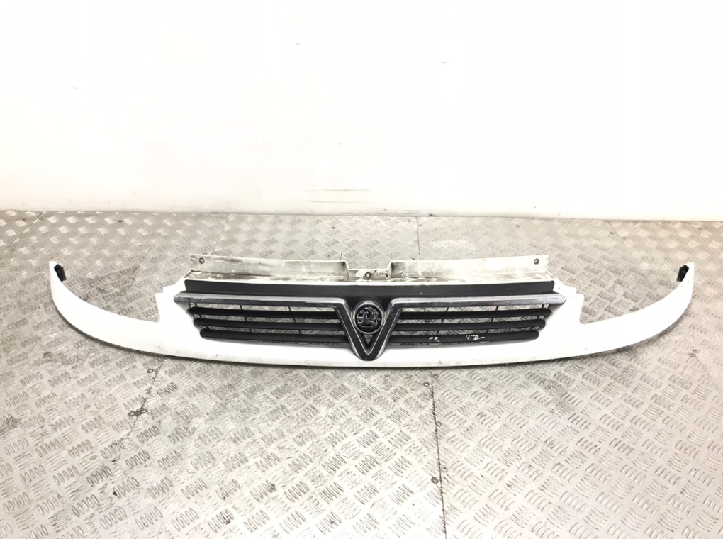 Решетка радиатора для Opel Vivaro, 2005 г. 2.5 DTi дизель б/у