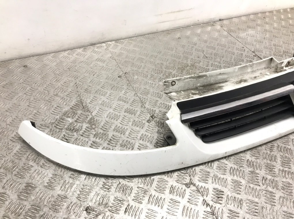 Решетка радиатора для Opel Vivaro, 2005 г. 2.5 DTi дизель б/у — фото 2