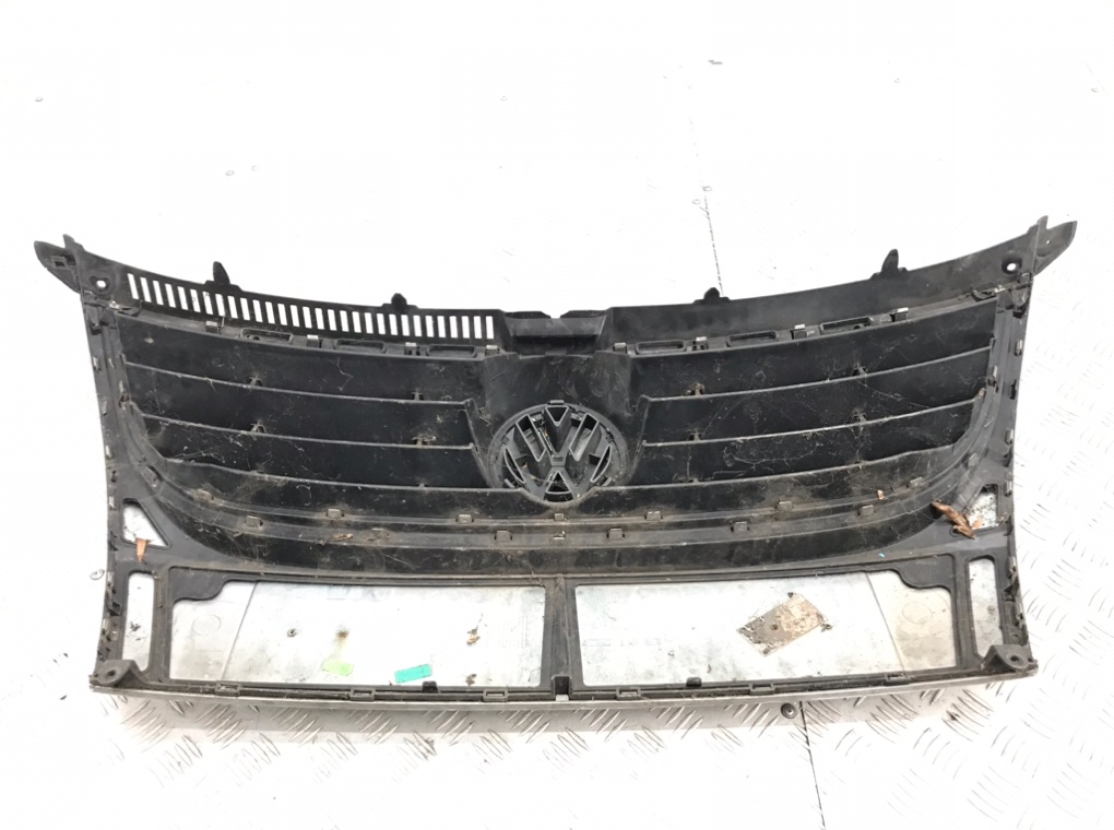 Решетка радиатора для Volkswagen Touran, 2007 г. 2.0 TDi дизель б/у — фото 3