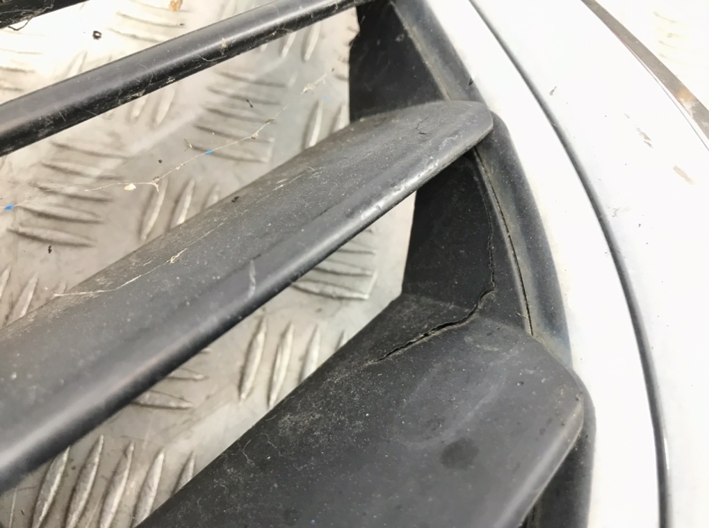 Решетка радиатора для Volkswagen Touran, 2007 г. 2.0 TDi дизель б/у — фото 4