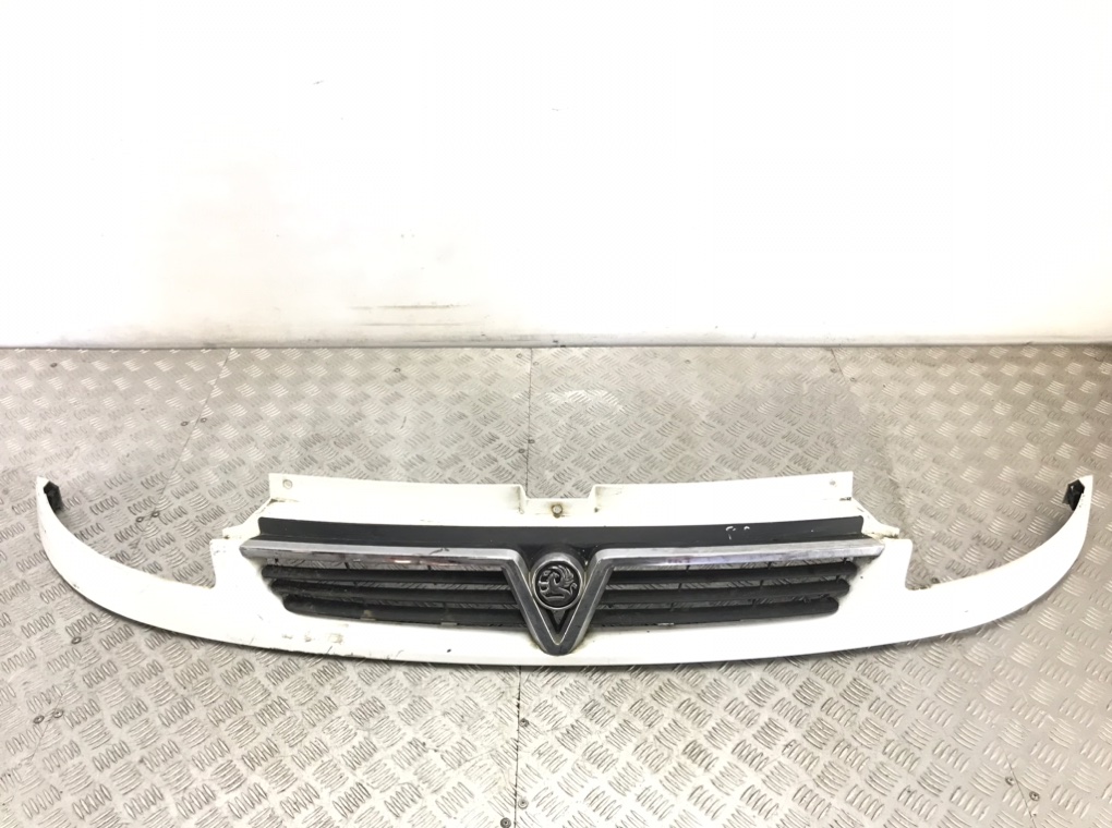 Решетка радиатора для Opel Vivaro, 2005 г. 1.9 DCi дизель б/у