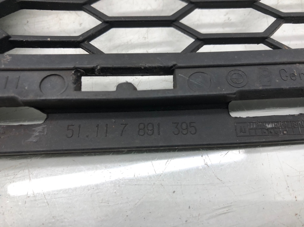 Заглушка (решетка) в бампер передний для BMW 3 E90/E91/E92/E93, 2010 г. 2.0 i бензин б/у — фото 5