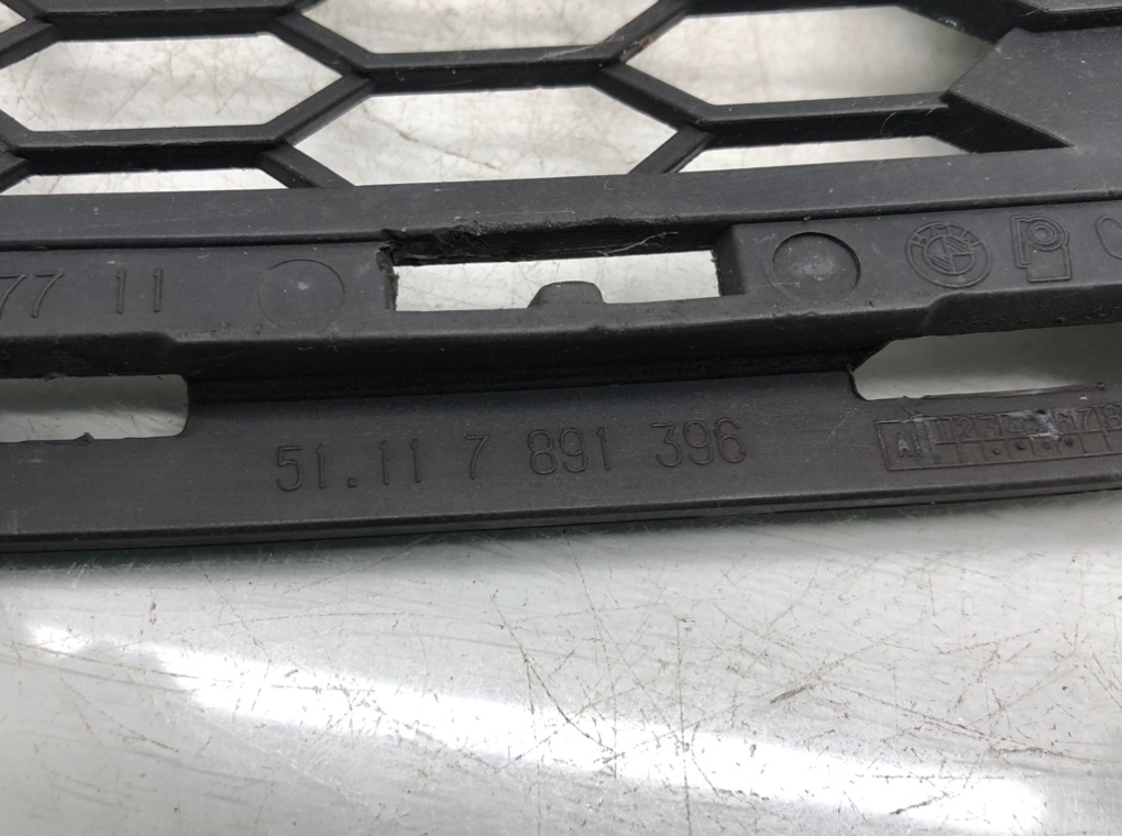 Заглушка (решетка) в бампер передний для BMW 3 E90/E91/E92/E93, 2010 г. 2.0 i бензин б/у — фото 5