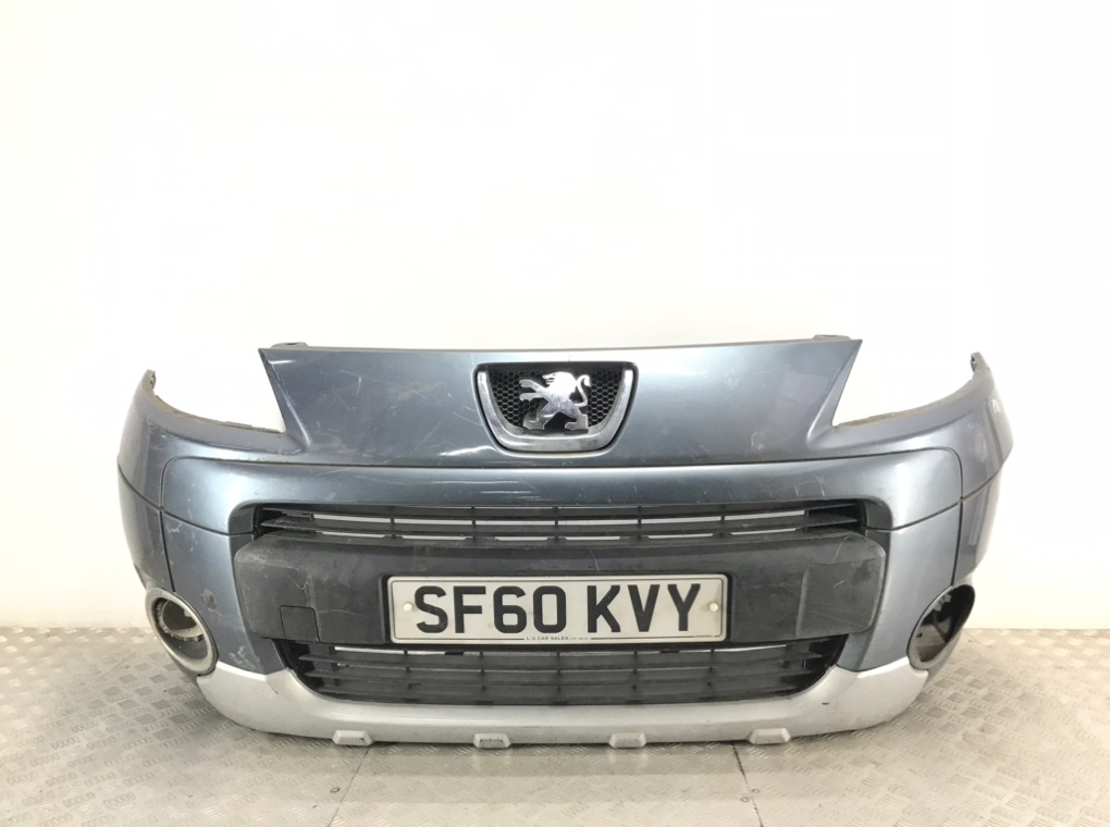 Бампер передний для Peugeot Partner, 2011 г. 1.6 HDi дизель б/у