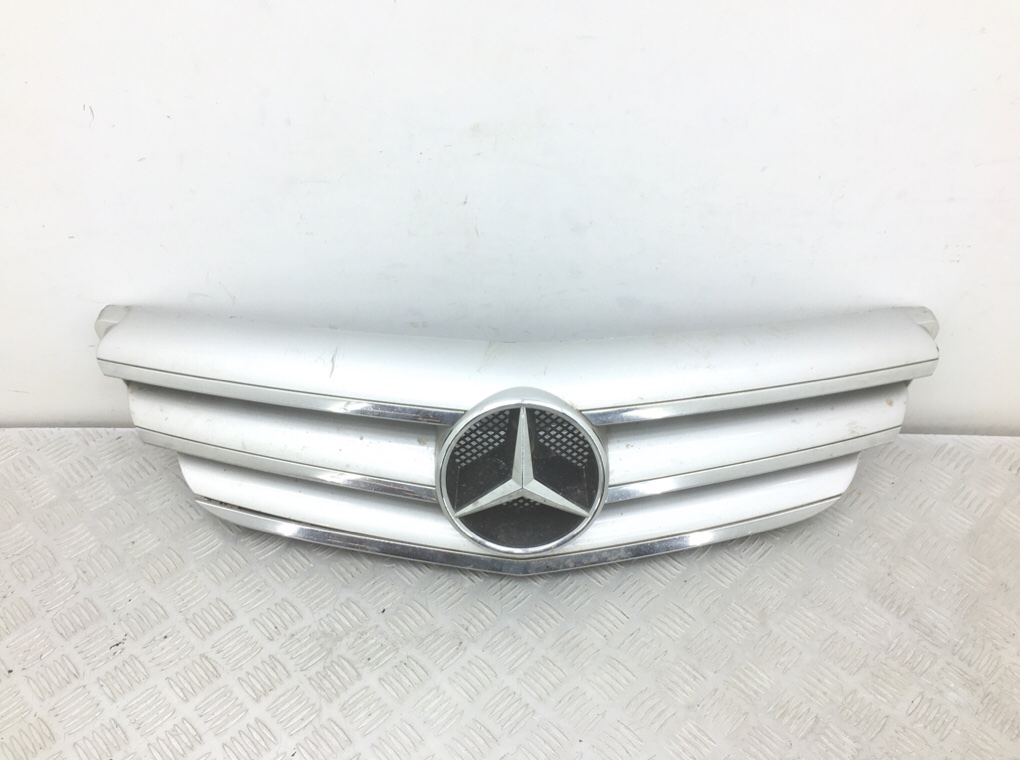 Решетка радиатора для Mercedes B W245, 2005 г. 2.0 CDi дизель б/у — фото 2