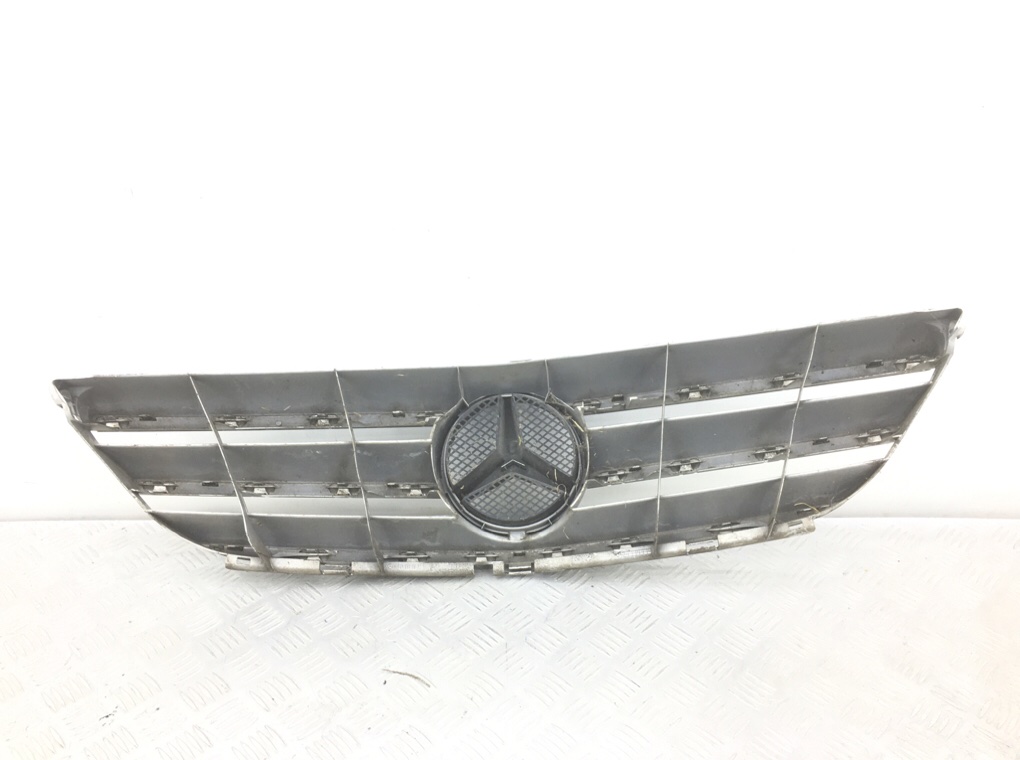 Решетка радиатора для Mercedes B W245, 2005 г. 2.0 CDi дизель б/у — фото 3