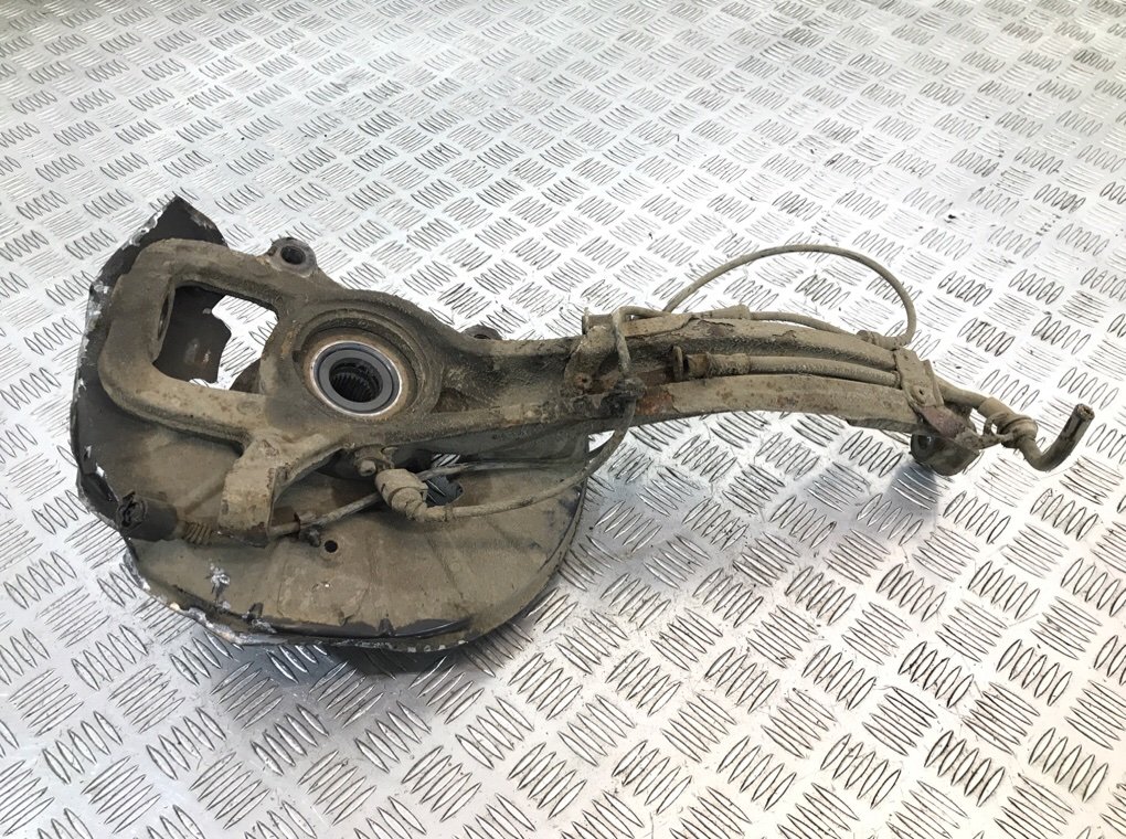 Кулак поворотный правый для Volkswagen Touareg, 2006 г. 3.0 TDi дизель б/у