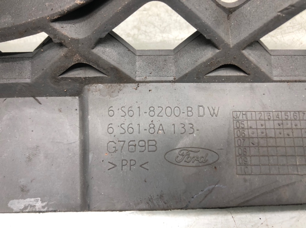 Решетка радиатора для Ford Fiesta, 2006 г. 1.4 i бензин б/у — фото 7