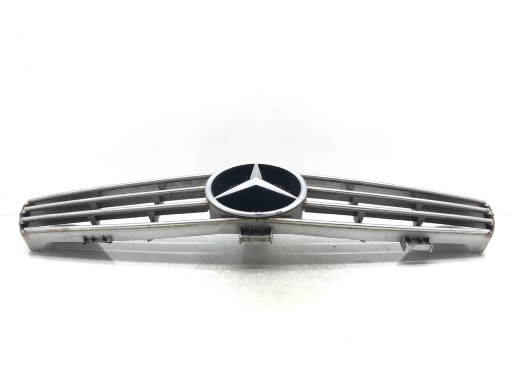 Решетка радиатора для Mercedes CLS W219, 2008 г. 3.0 CDi дизель б/у — фото 2