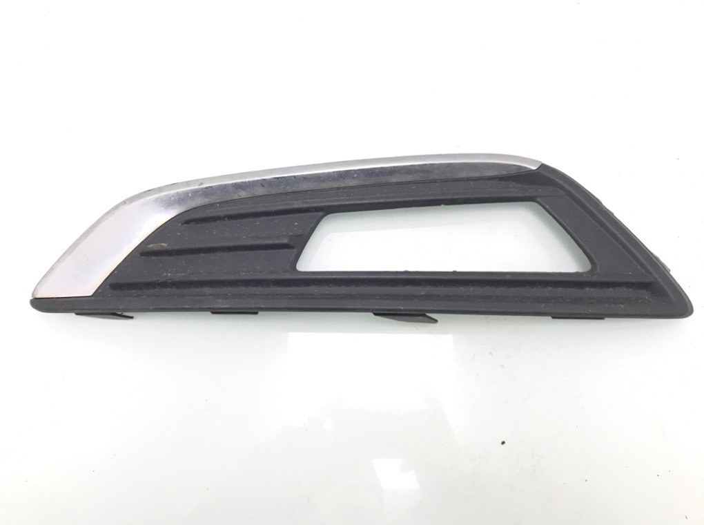 Заглушка (решетка) в бампер передний для Ford Focus, 2011 г. 1.6 i бензин б/у