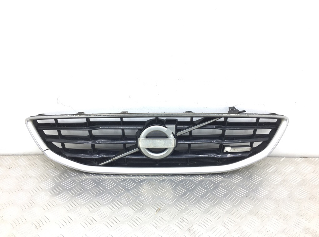 Решетка радиатора для Volvo V40, 2013 г. 1.6 TD дизель б/у