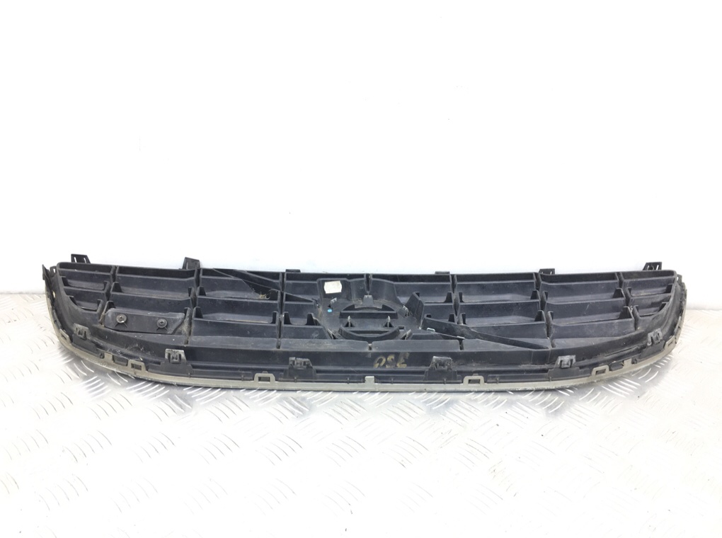 Решетка радиатора для Volvo V40, 2013 г. 1.6 TD дизель б/у — фото 4
