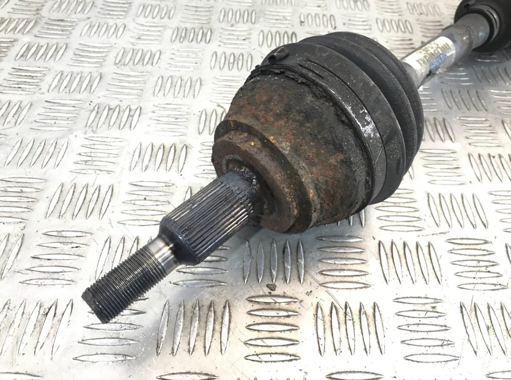 Полуось передняя левая (приводной вал, ШРУС) для Volkswagen Touareg, 2007 г. 2.5 TDi дизель б/у — фото 2