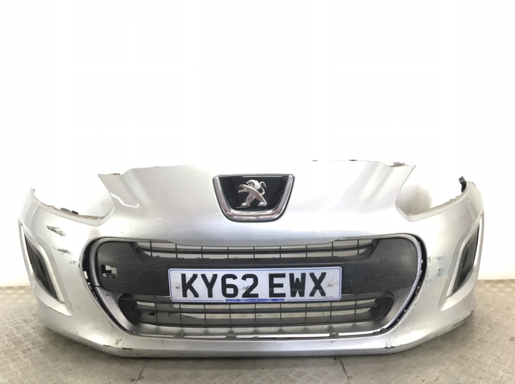 Бампер передний для Peugeot 308, 2012 г. 1.6 HDi дизель б/у