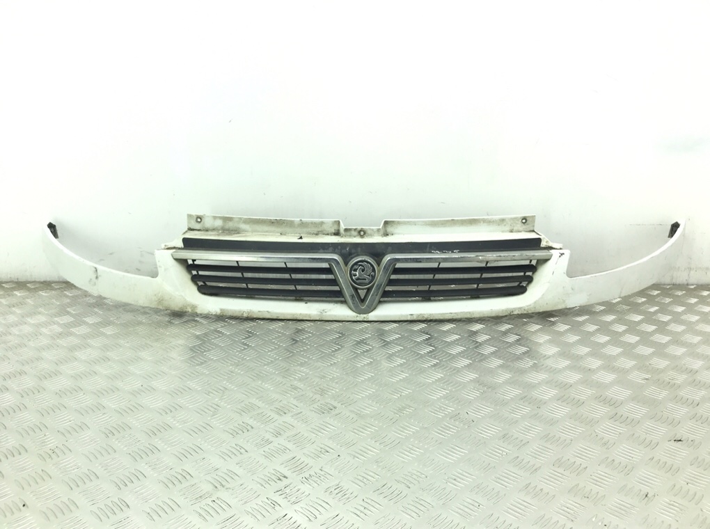 Решетка радиатора для Opel Vivaro, 2005 г. 1.9 CDTi дизель б/у