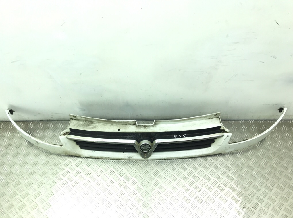 Решетка радиатора для Opel Vivaro, 2005 г. 1.9 CDTi дизель б/у — фото 2