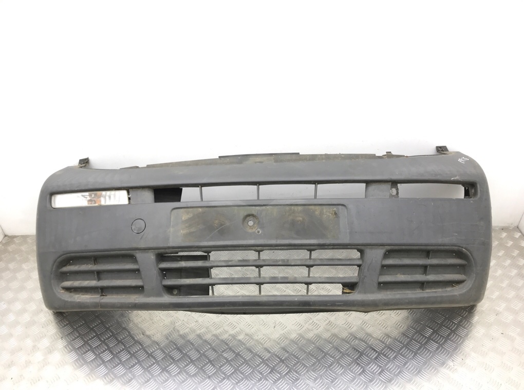 Бампер передний для Opel Vivaro, 2006 г. 1.9 DCi дизель б/у