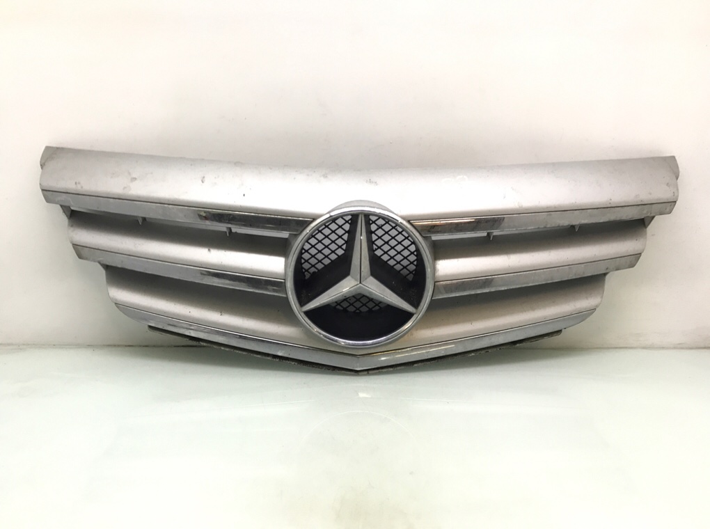 Решетка радиатора для Mercedes B W245, 2010 г. 1.5 i бензин б/у