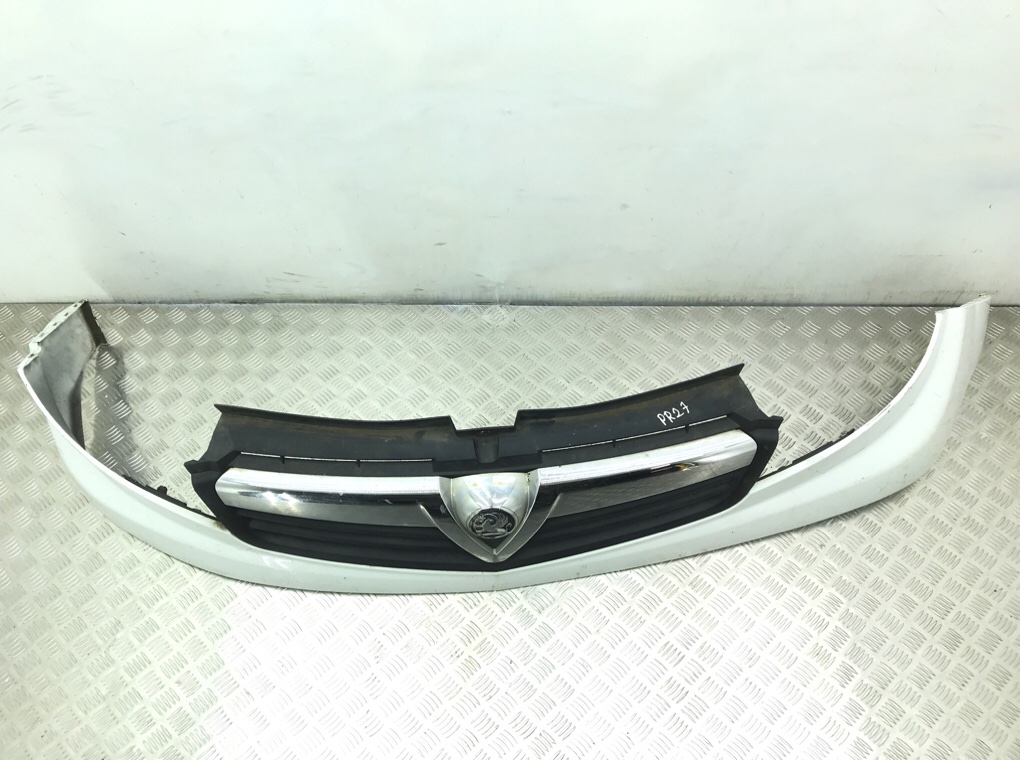 Решетка радиатора для Opel Vivaro, 2008 г. 2.0 CDTi дизель б/у — фото 2
