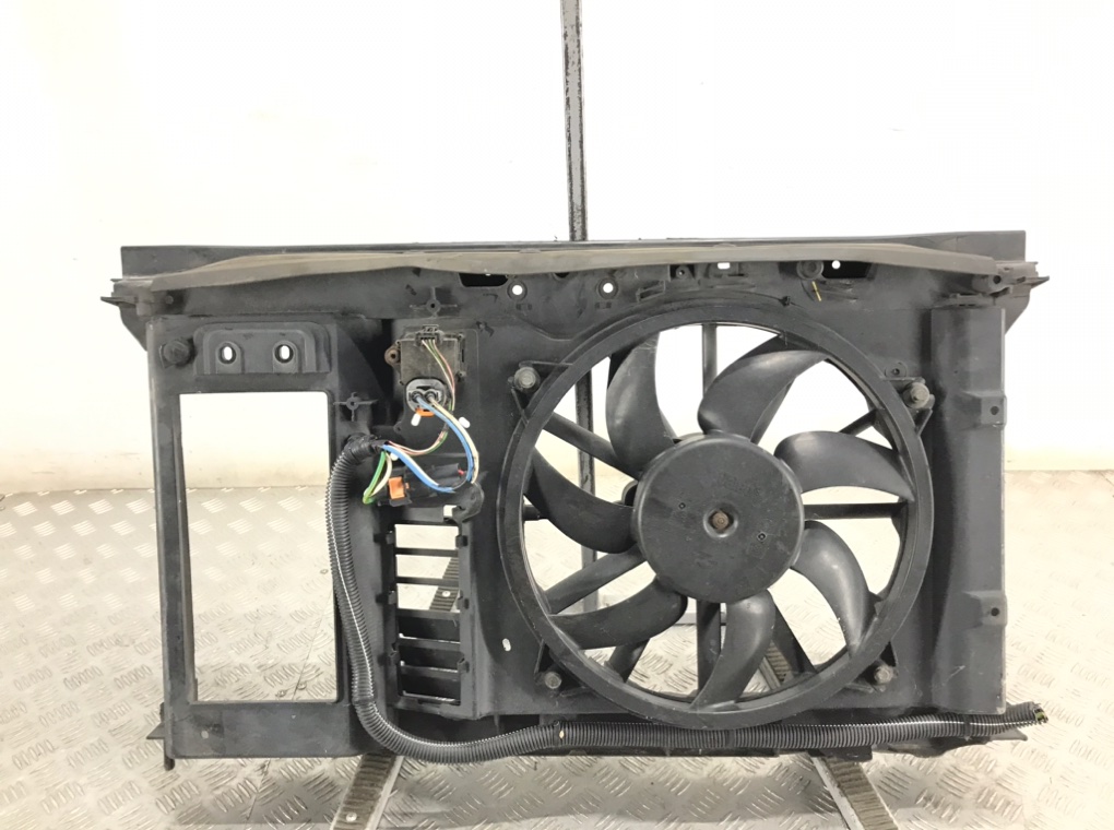 Панель передняя (телевизор) для Citroen C4 Grand Picasso, 2011 г. 1.6 HDi дизель б/у