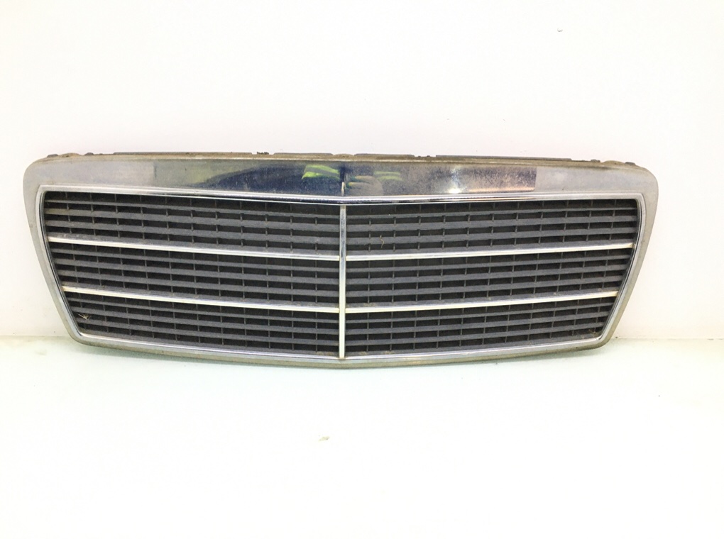 Решетка радиатора для Mercedes E W210, 1998 г. 2.4 i бензин б/у