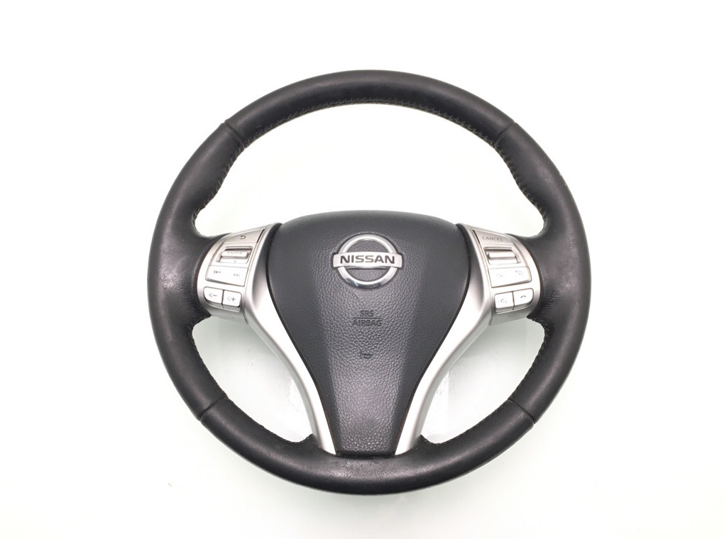 Руль для Nissan Navara, 2016 г. 2.3 DCi дизель б/у