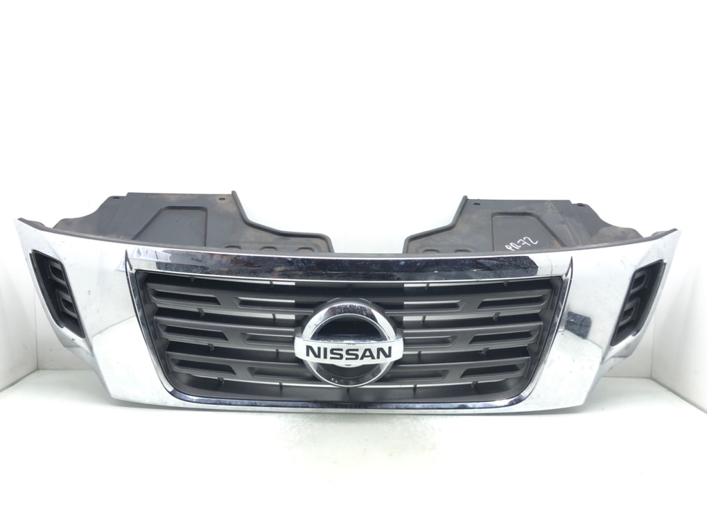 Решетка радиатора для Nissan Navara, 2016 г. 2.3 DCi дизель б/у