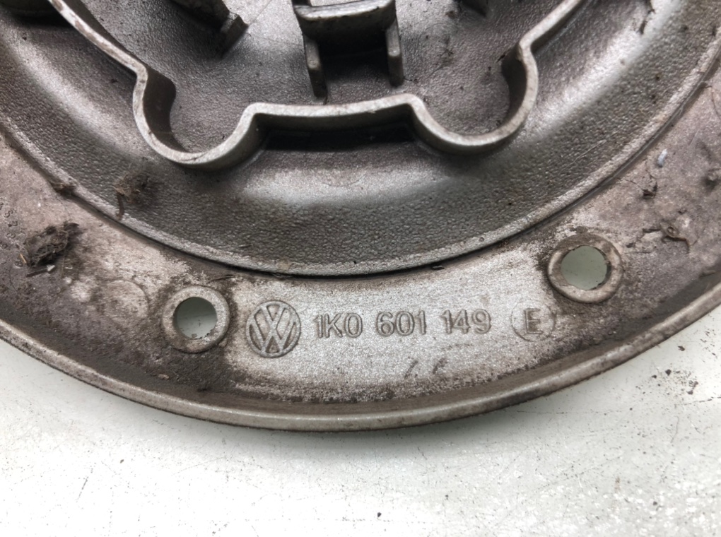 Колпачок литого диска для Volkswagen Touran, 2008 г. 2.0 TDi дизель б/у — фото 6