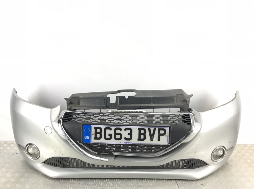 Бампер передний для Peugeot 208, 2013 г. 1.0 i бензин б/у