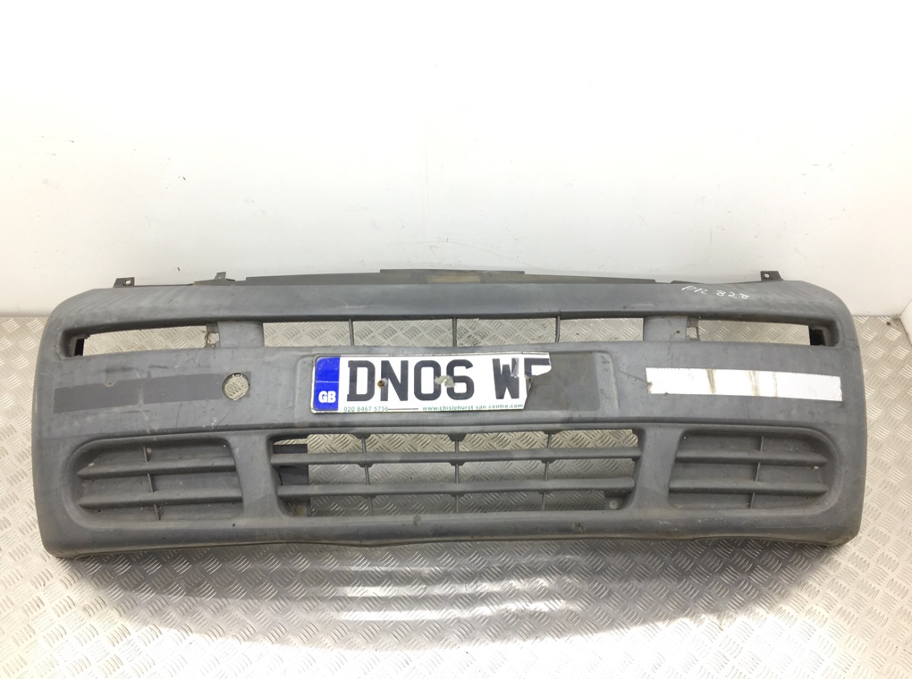 Бампер передний для Opel Vivaro, 2006 г. 1.9 DCi дизель б/у